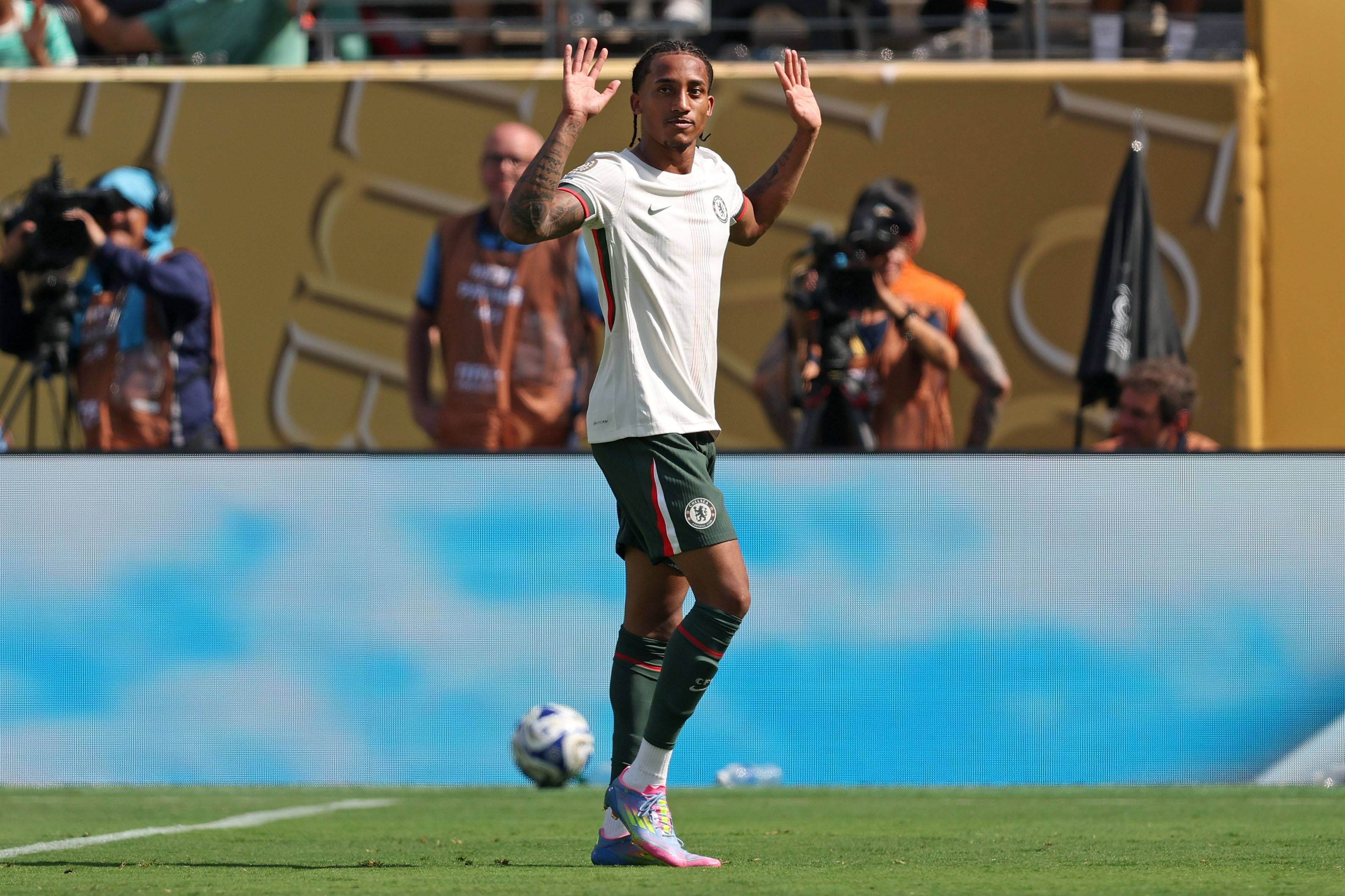 清晨欧冠焦点战；洛杉矶湖人伤情更新；气氛紧张；纪律约束更严格的简单介绍